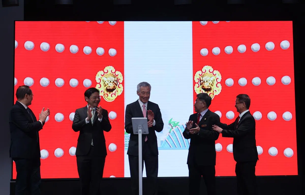 李显龙总理（中）为中华总商会大厦翻新落成典礼担任主宾。（蔡家增摄）