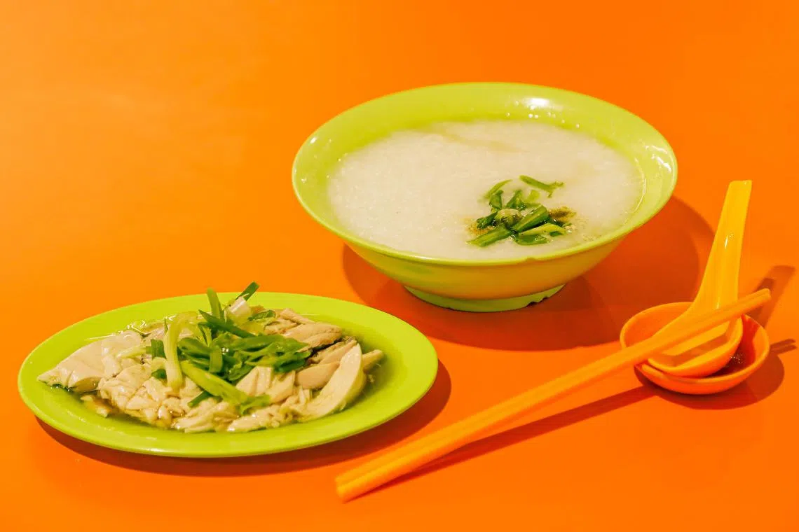 苏记熟食的鸡肉清粥套餐从$4.50起。（刘欣怡摄）