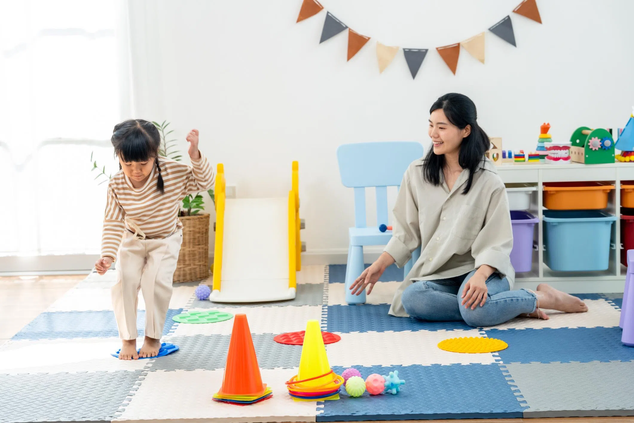 孩子不能出外玩耍，家长可考虑在家里策划“动态游戏”（active play），例如巧用家里的家具设置障碍赛。（iStock图）