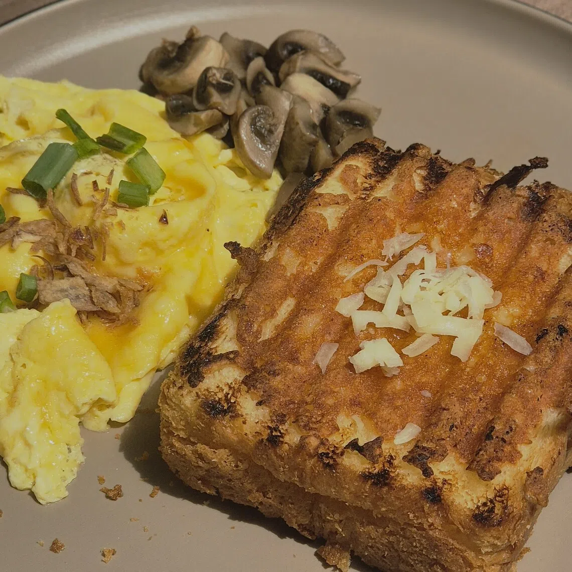 在公园晨运后，到附近的Three. by Garamika享用吐司鸡蛋早餐和香浓印尼咖啡。（陈爱薇摄）