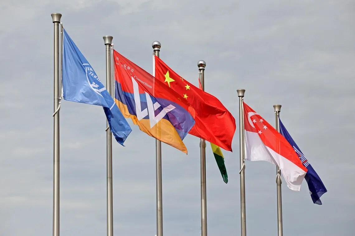 除了几内亚的西芒杜铁矿营地，以新加坡为总部的韦立国际和所属的赢联盟，在当地的每个营地都在醒目的地方，插上了新加坡的国旗。赢联盟旗下另一家企业魏桥铝业则来自中国。（陈渊庄摄）