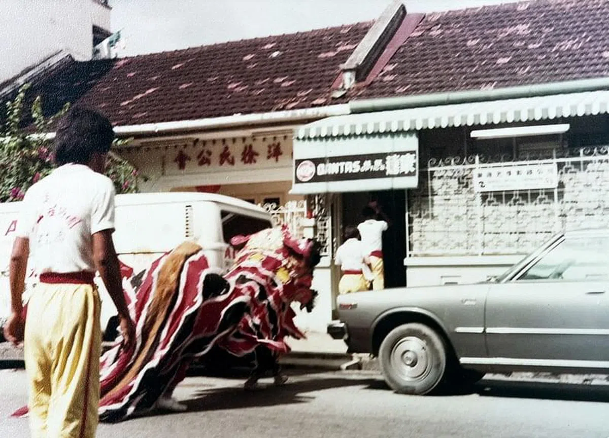 第一家康达光学眼镜公司，设在谢世康芽笼19巷的住家前廊，1968年开业时还请来醒狮团。（图/受访者提供）