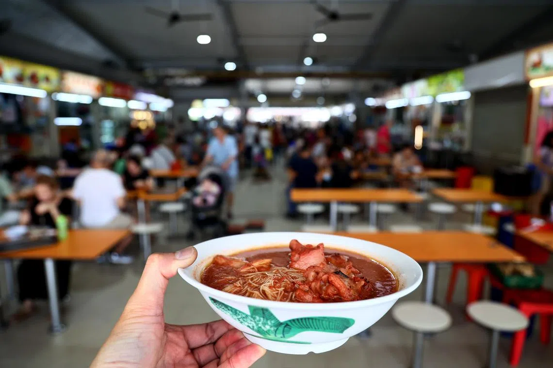 福州美食红糟鸡面线，是熟食中心里难得的古早味。（龙国雄摄）