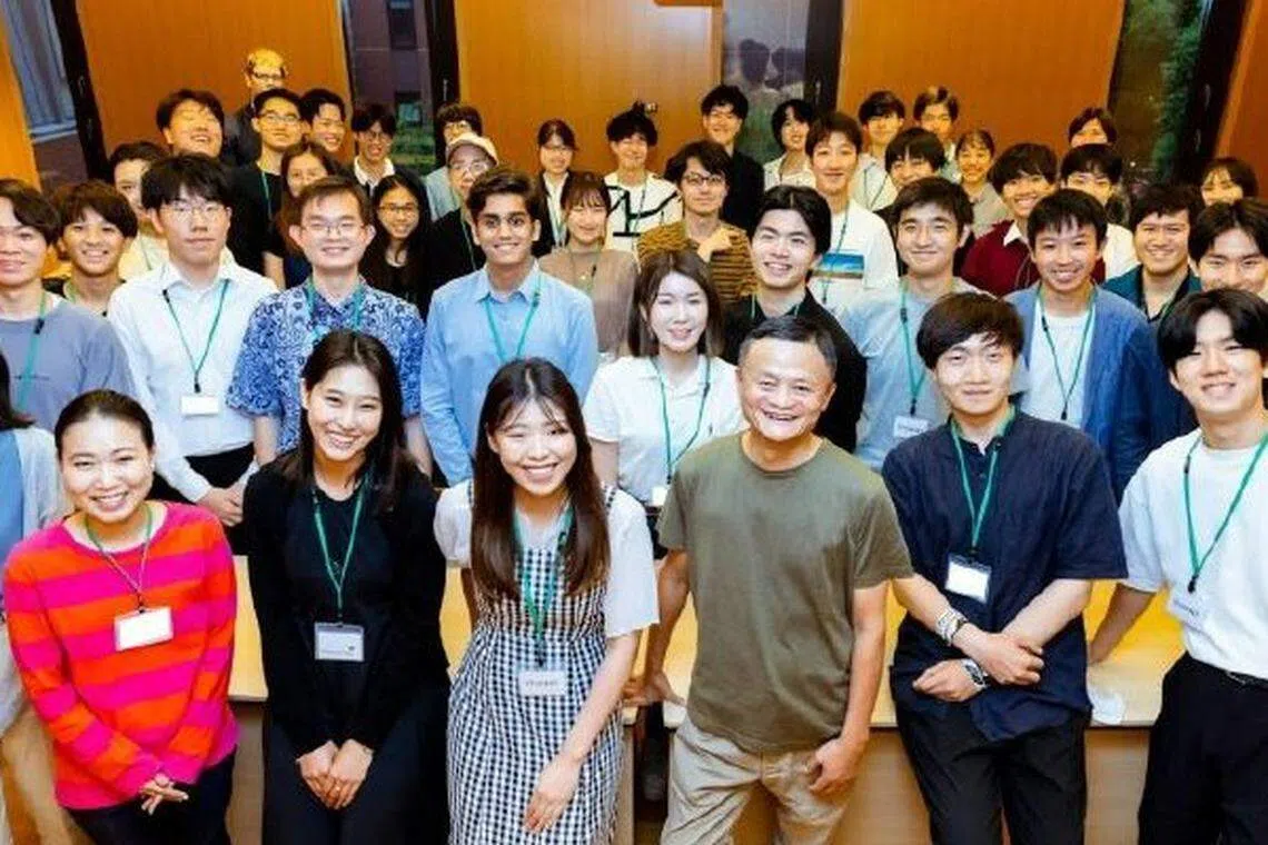 微博网民上传的照片显示，马云（前排右三）跟研讨会与会者合照。（“林萍在日本”微博账号）