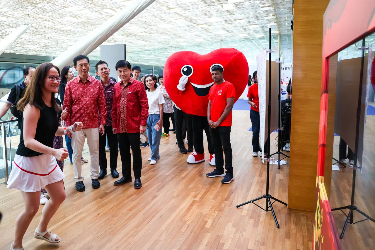 卫生部长王乙康（左二）出席新加坡心脏基金会55周年庆时，宣布当局将在2027年中，推出针对盐、酱料、快熟面和食用油的营养等级标签。（林明顺摄）