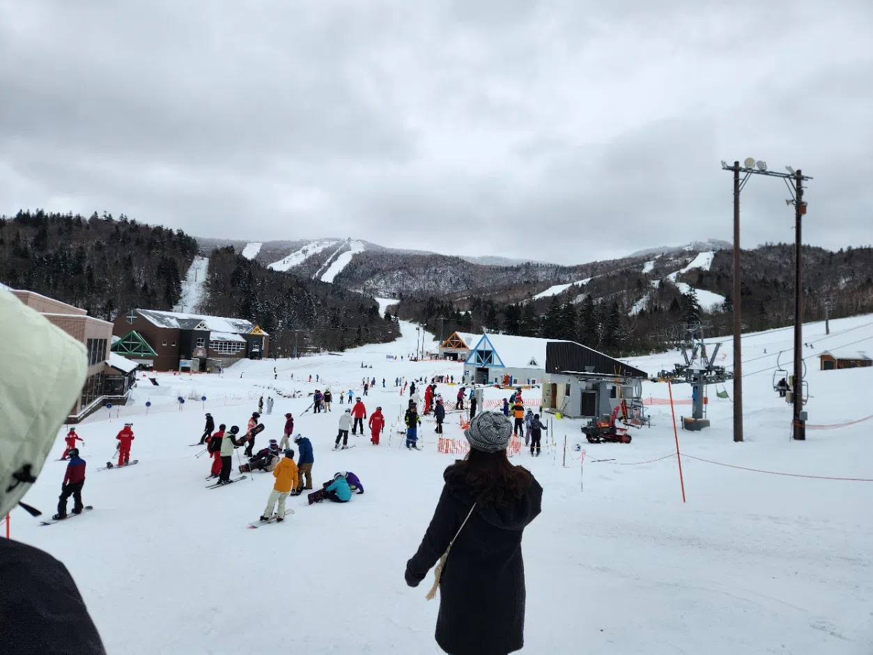 Club Med度假村配置了23条难度不一的雪道，供新手和高阶玩家体验。度假村还为住客提供免费滑雪课。（李政辉摄）