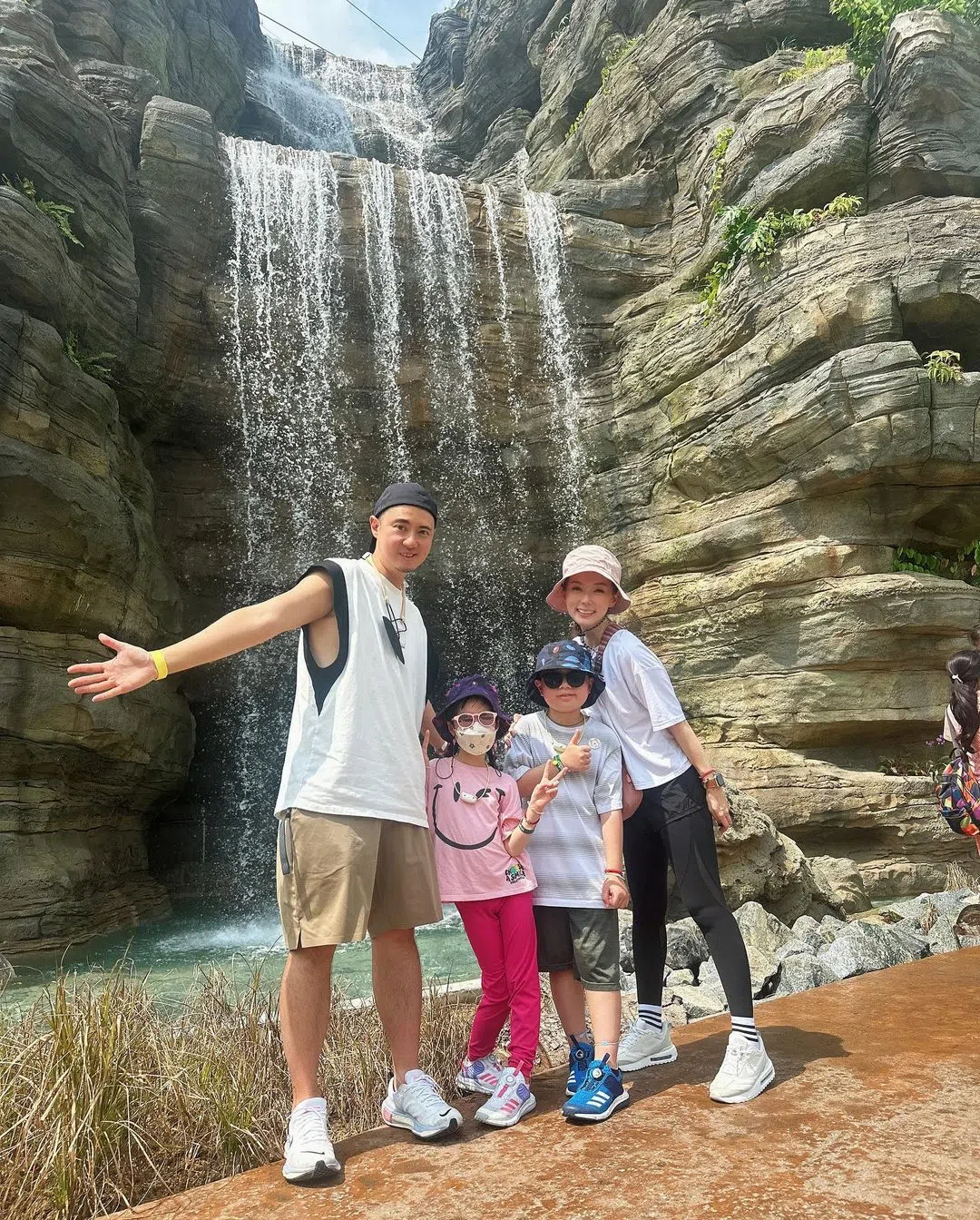 林湘萍一家四口到新加坡飞禽公园观光。（取自林湘萍IG）