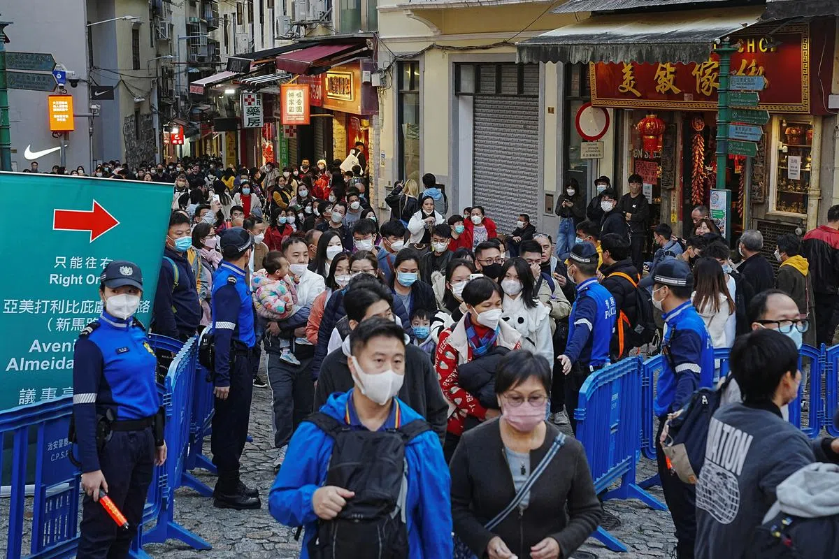 澳门著名大三巴街在大年初三人流挤拥，澳门当局一度实施人潮管制。（路透社）