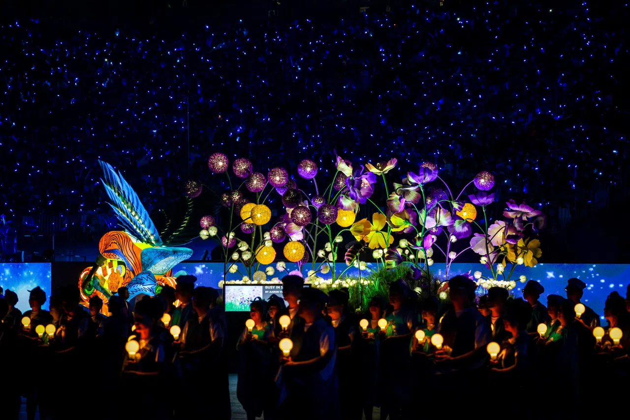 四辆创意花车在政府大厦前大草场亮相，主题涵盖花卉与海洋生物等，由特需艺术家精心设计，寄托他们对新加坡的希望与愿景。这些花车与滨海湾的四辆水上花车相呼应，共同象征包容与创意的力量。（叶振忠摄）