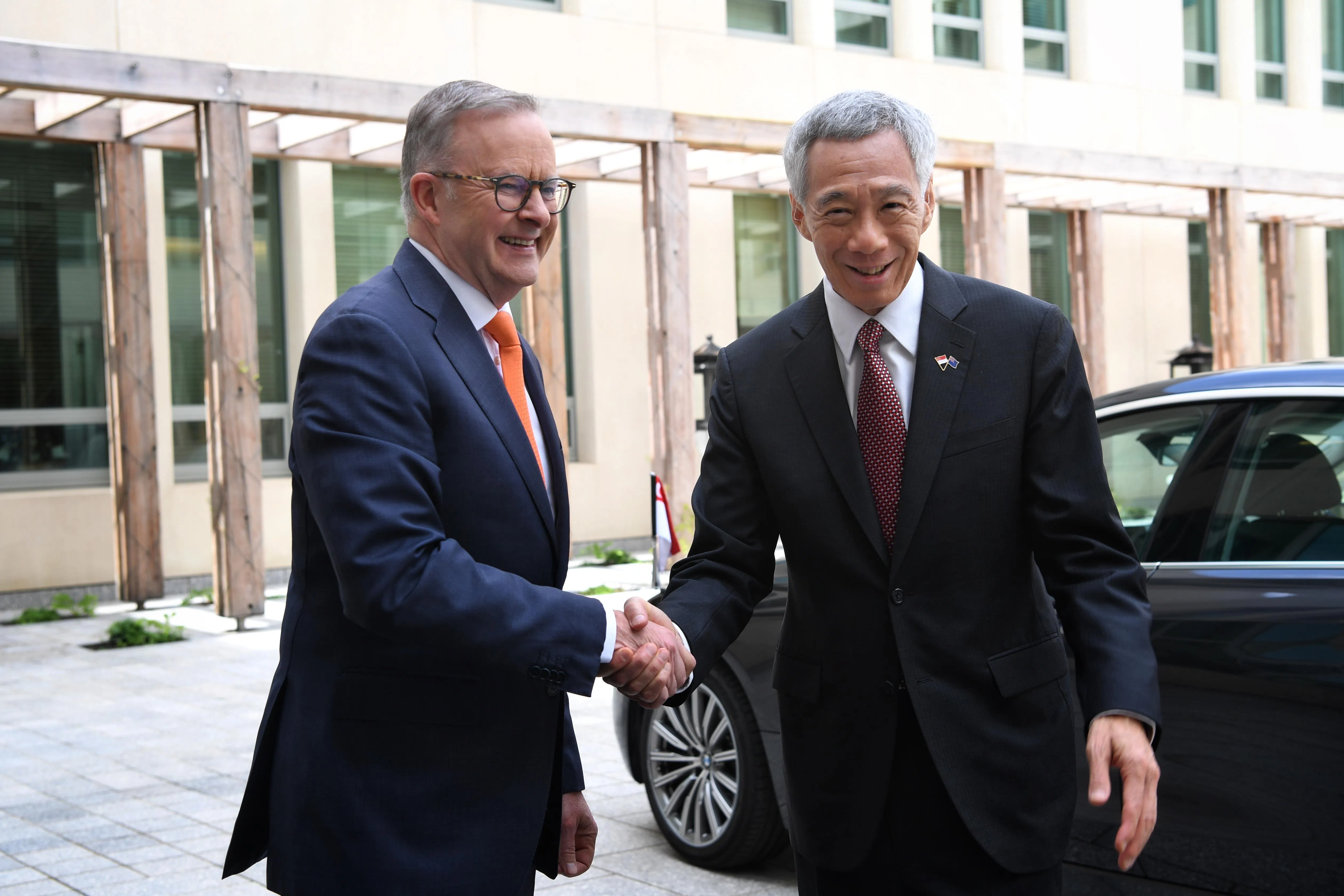 2022年10月，澳大利亚总理阿尔巴尼斯（左）在堪培拉的国会大厦外迎接我国总理李显龙。李总理访问澳洲，参加第七届新澳领袖级会议。（档案照片）
