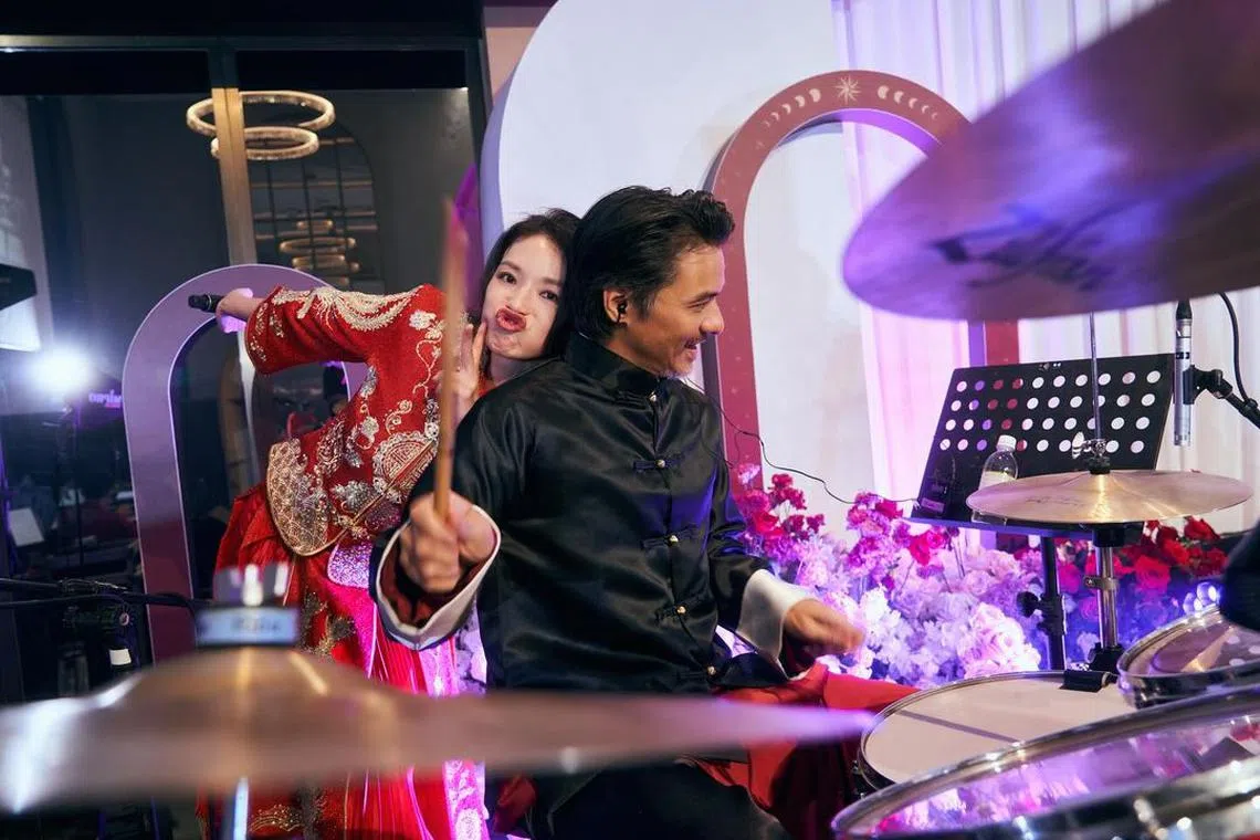 舒淇甜蜜靠在冯德伦的背上，留下这张可爱又甜蜜的合照。（取自舒淇IG）