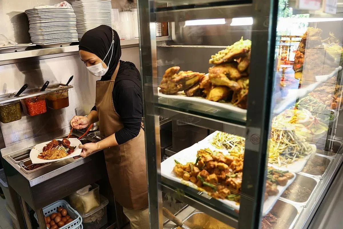 Filzah和家人每天从凌晨12点就开工，直到早上7点才准备好40多种菜肴。（李健玮摄）