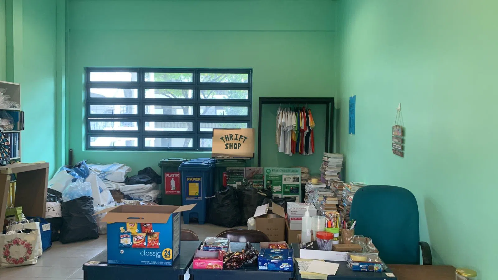 李宗鸿在初级学院开设旧物店，把收集到的二手校服、文件夹、课本和故事书，以1元出售，并把所得款项用于资助环保项目，以及帮助贫困学生。（受访者提供）