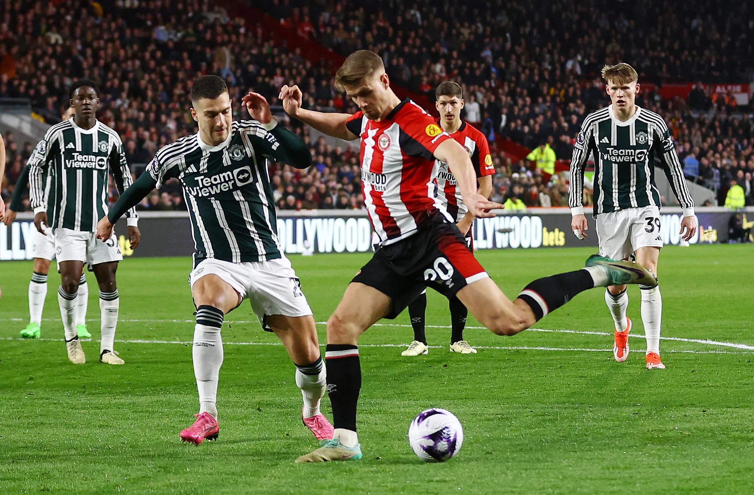 布伦特福德后卫阿耶（红衣）攻进绝平球，帮助球队拿到宝贵一分。（路透社）