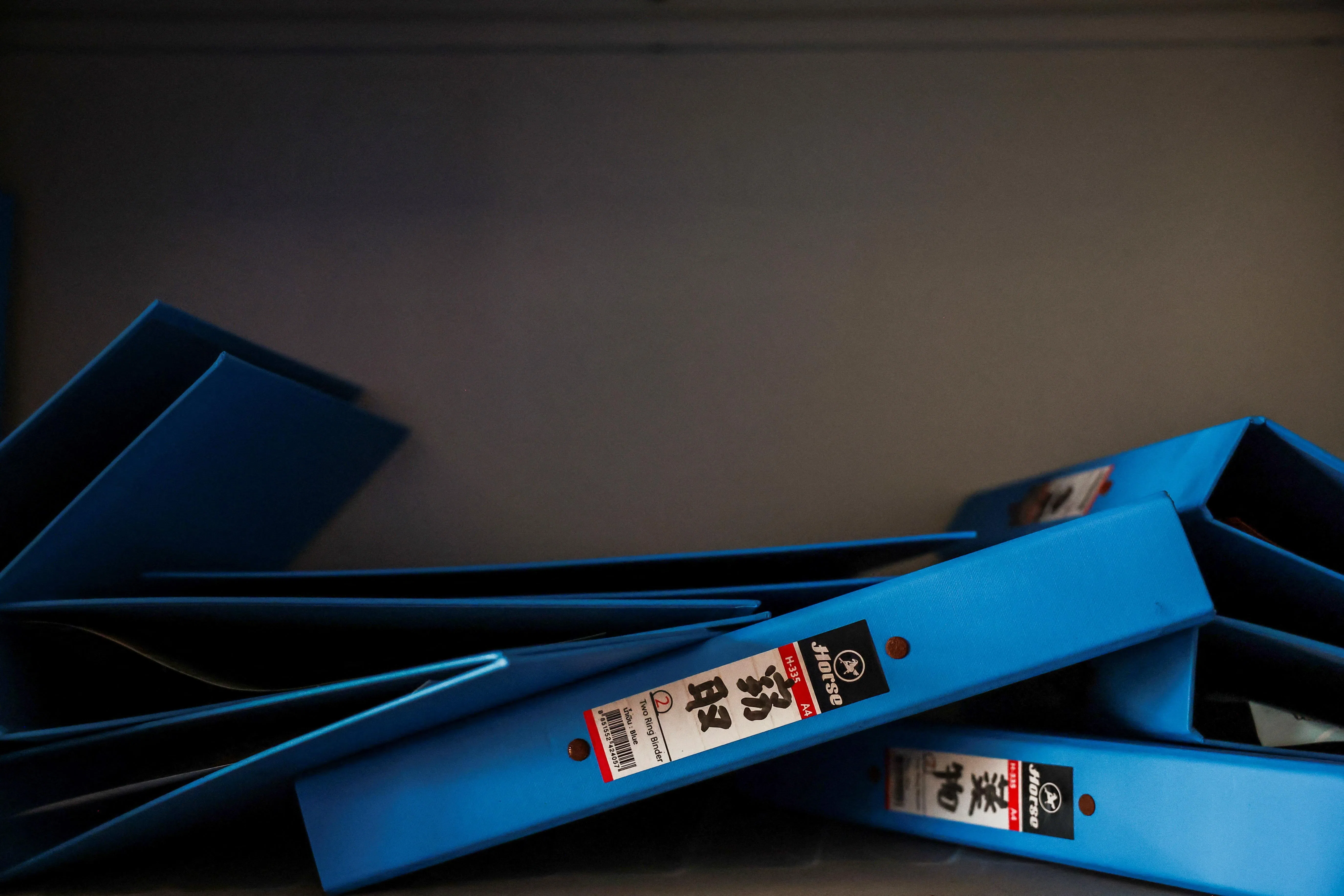 调查人员也发现许多文件夹，诈骗团伙显然完整存档诈骗目标的所有资料。（路透社）