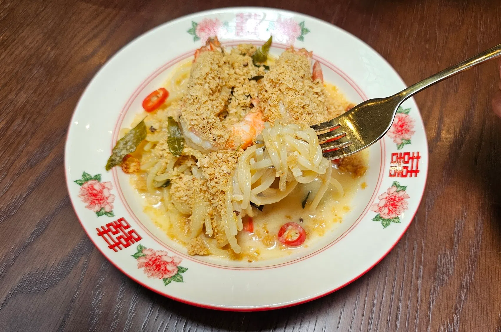 辣味虎虾意面在虾肉上加麦片，添一分咸香。（黄亿敏摄）
