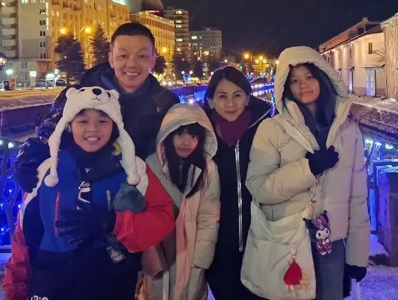 李国煌一家五口幸福美满。