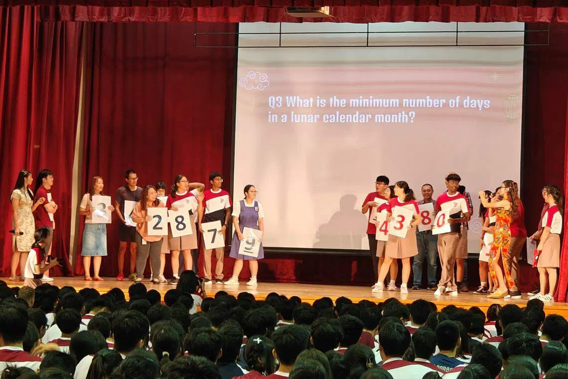 师生参与互动游戏，玩得不亦乐乎。（淡滨尼美廉初级学院提供）