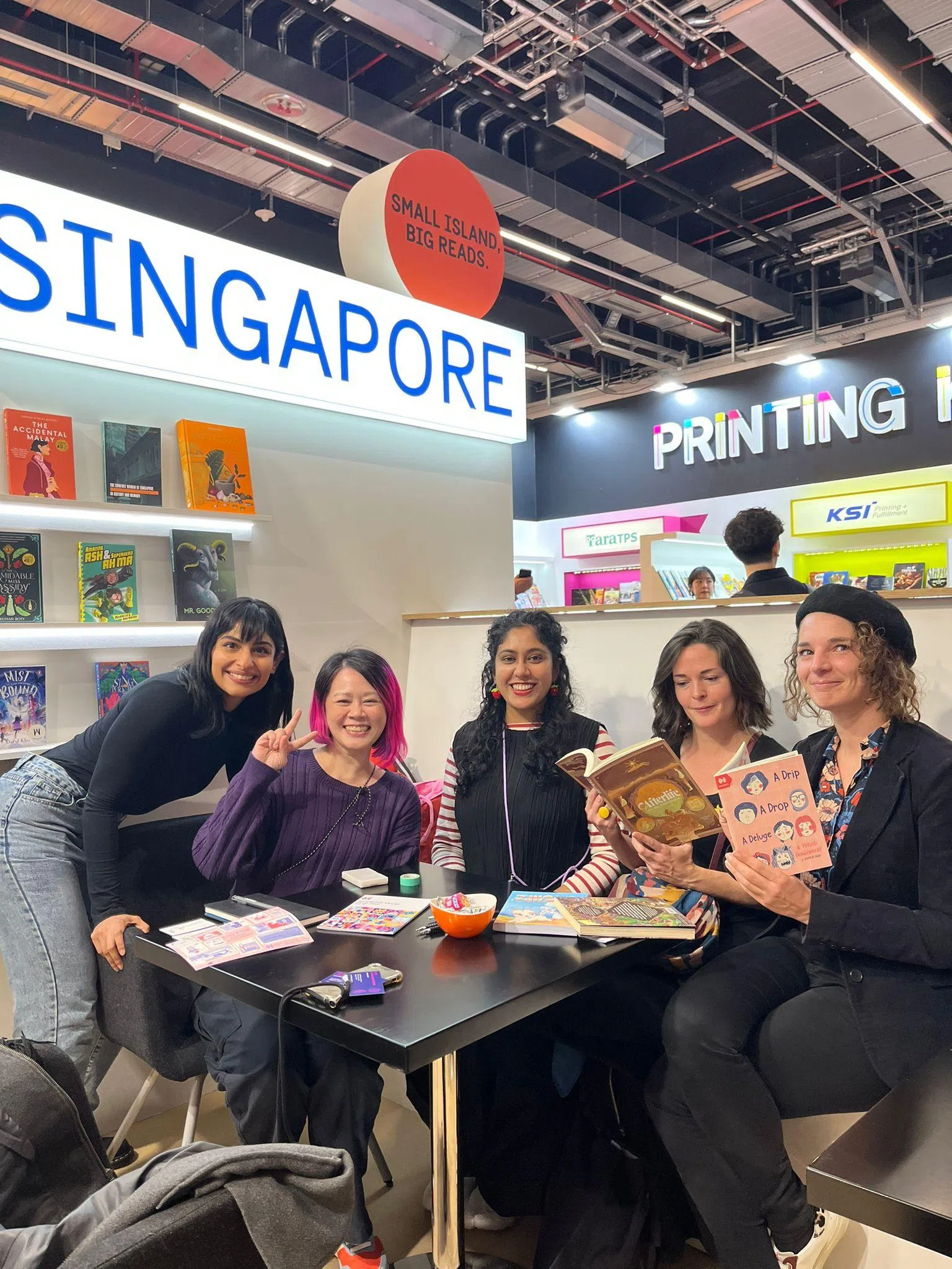 本地出版业者、漫画创作者刘慧敏（左二）在法兰克福书展与各国漫画书商交流。（刘慧敏提供）