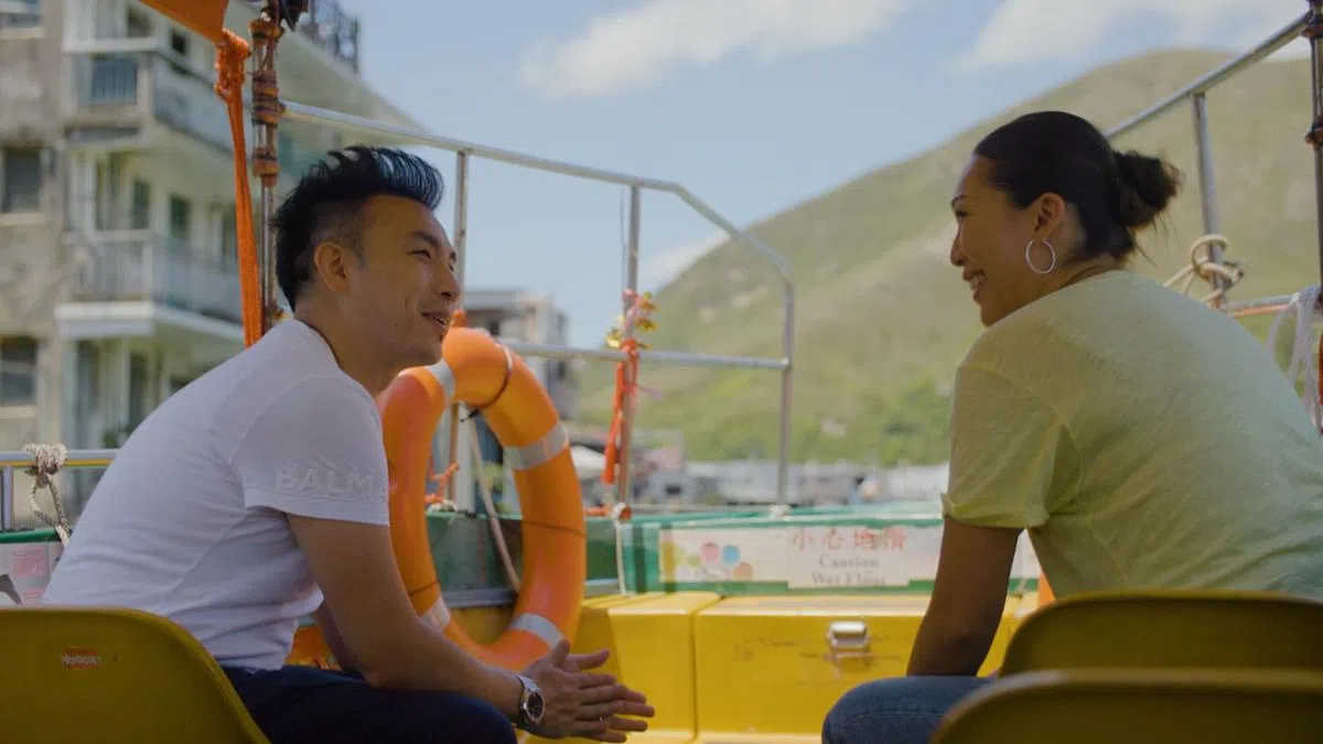 VEA的主厨郑永麒（Vicky Cheng）和主持人乘船游大澳。（香港旅游发展局提供）