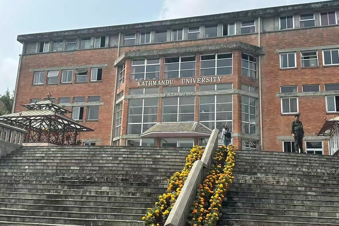 小仝受访时说，在尼泊尔加德满都大学念四年本科的学费，大概在5万元人民币左右（9138新元）。图为加德满都大学的办公楼。（受访者提供）