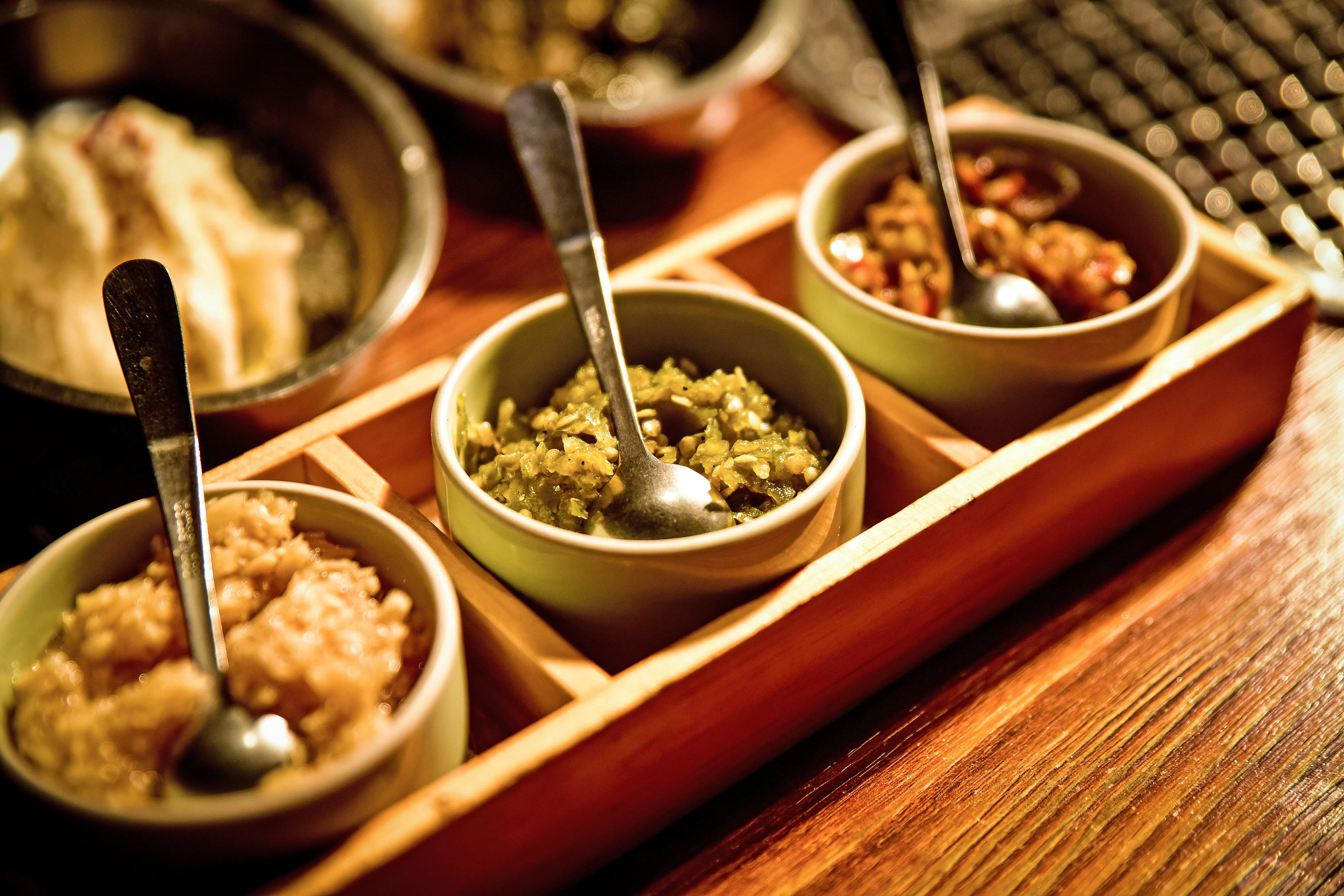 搭配烤鸡享用的特制酱料，包括：大蒜酱、青阳辣椒酱及腌辣椒酱。（餐馆提供）