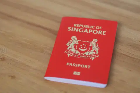 行使外国公民权利 与易华仁女儿同名女子被褫夺公民权