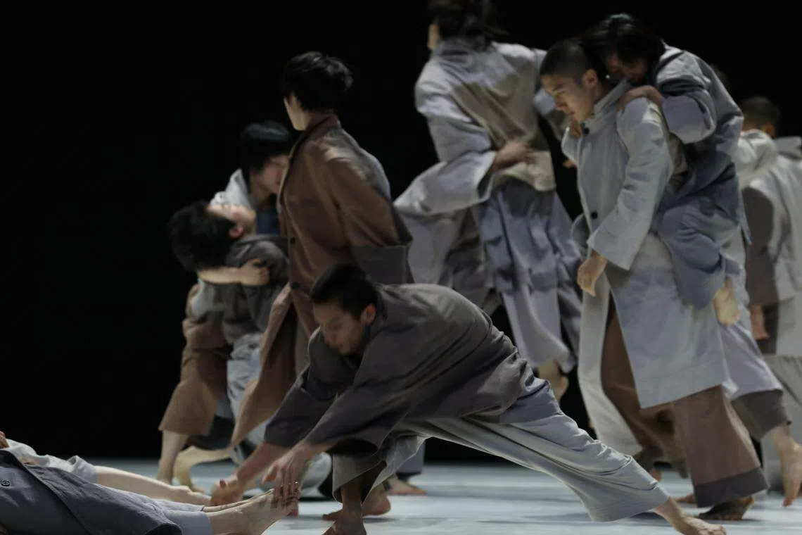 《13》演出过程持续变化，仿佛开启复杂物理世界，在空白中探索颠覆自我身体语言。（范西摄／陶身体剧场提供）