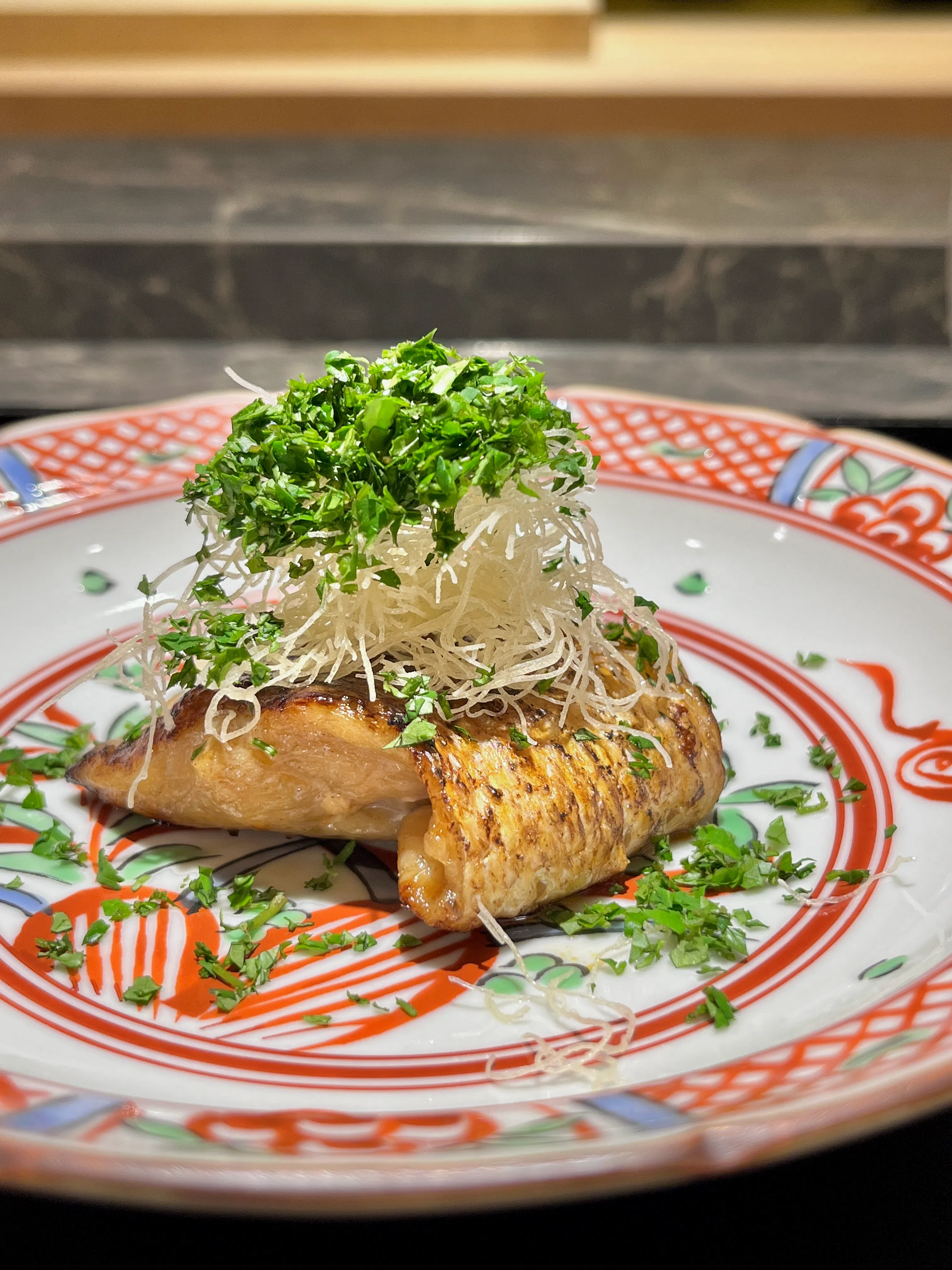 喉黑鱼从金泽空运而来，厨师以手工细致处理，最大程度展现其天然风味。（餐馆提供）