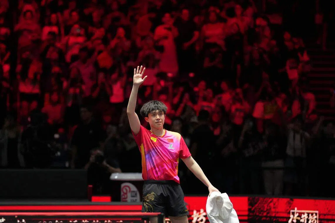 中国球员王楚钦夺得WTT新加坡大满贯赛男单冠军。（谢智扬摄）