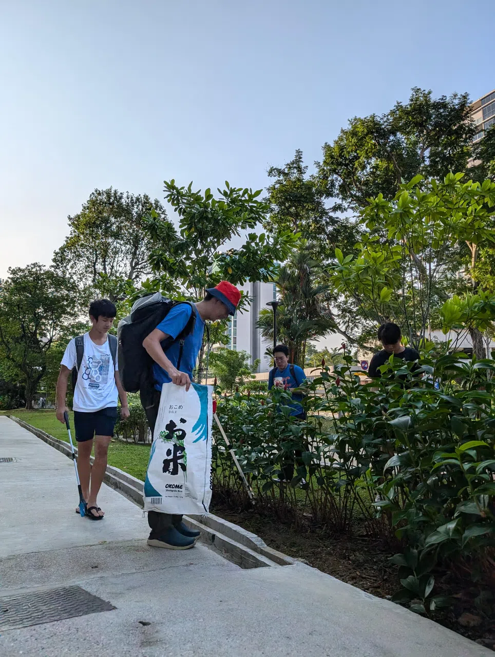 一个捡垃圾的举动，能让人开始思考消费和生活方式。（受访者提供）