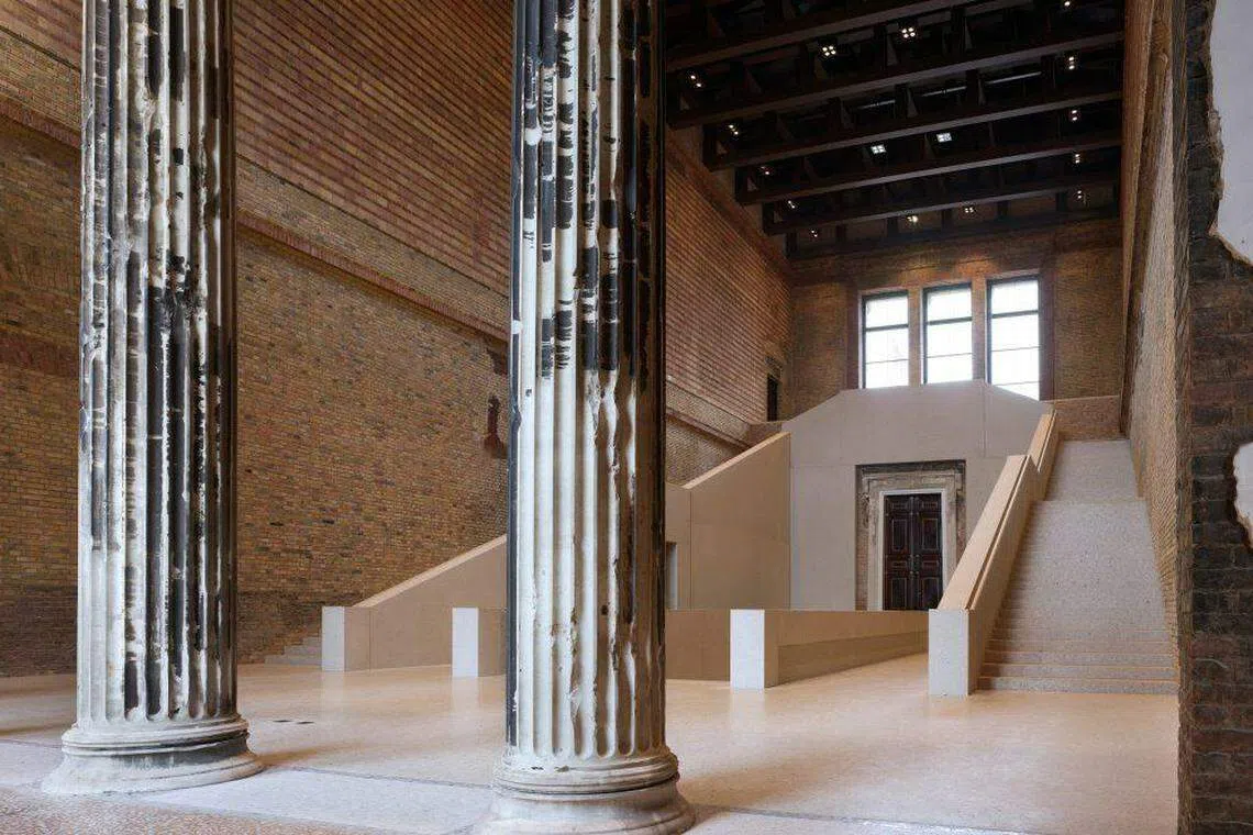 柏林新博物馆建于1855年，二战期间被炮火击中。奇普菲尔德在1999年至2009年修缮与扩建时力求保持废墟的特质。（Pritzker Architecture Prize）
