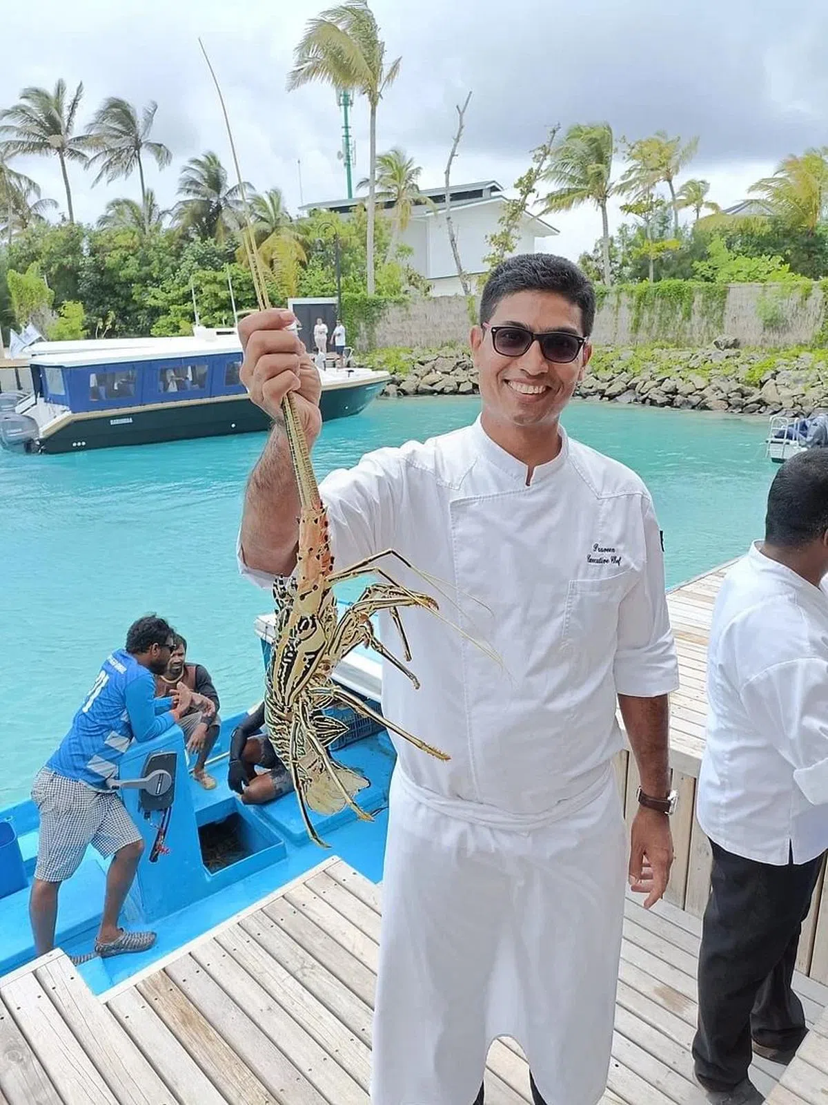 希尔顿马尔代夫阿敏吉里全别墅度假村总厨普拉文谢蒂，接收一批新鲜龙虾。（黄亿敏摄）