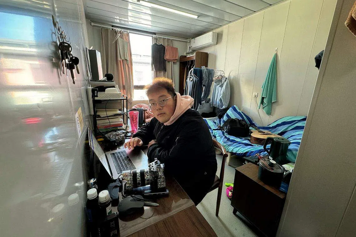 马识路2023年11月搬进由隔离方舱改造而成的金盏七彩家园小区，他和室友每月分摊房租和水电网费，每人不到800元人民币。（黄小芳摄）