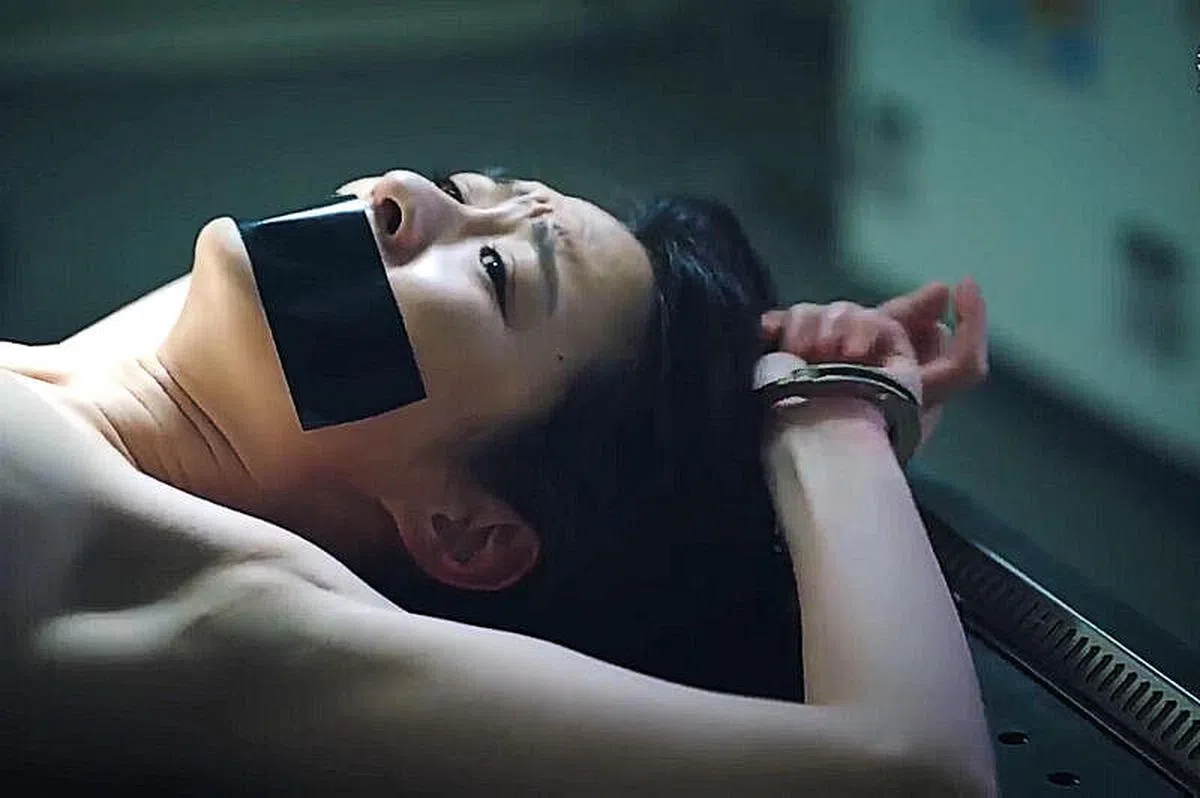 蔡洁剧中遭关楚耀饰演的“恐怖情人”绑架，险些命丧解剖台。（互联网）