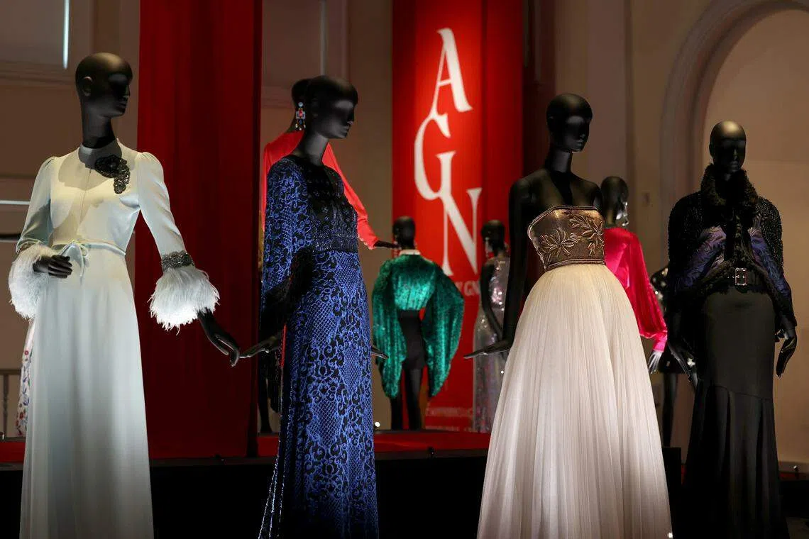 鄞昌涛从作品档案85个系列的超过5000件作品中，选择大约160件跨越他职业生涯的服装，捐赠给亚洲文明博物馆。（龙国雄摄）