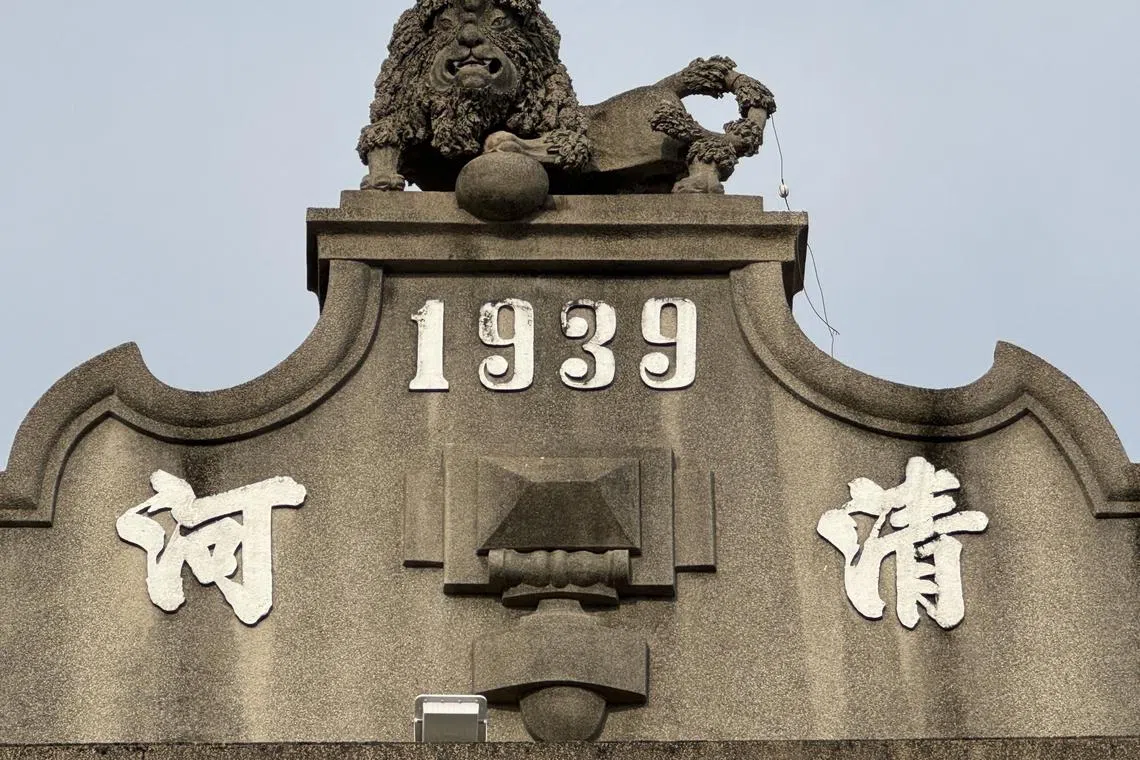 巴洛克山花上的狮子雕塑、建造年份与堂号。（作者提供）