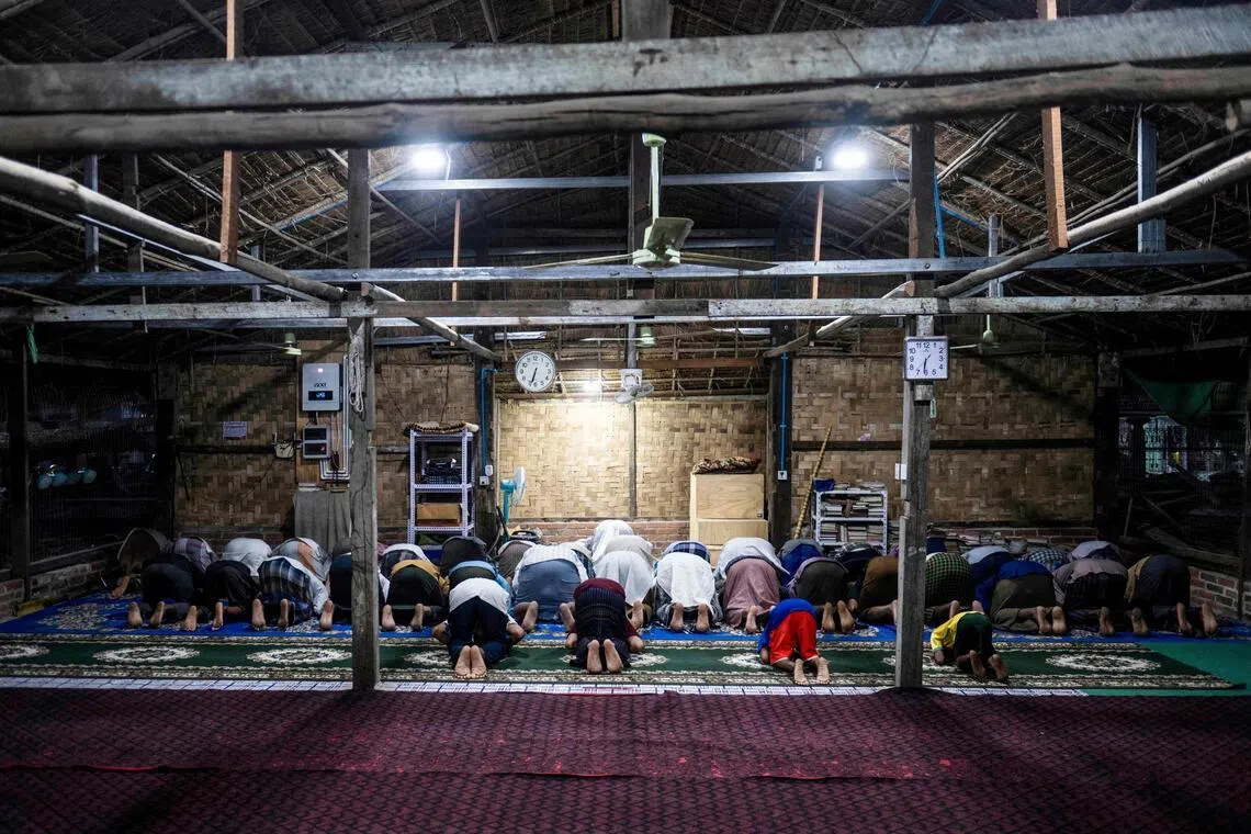 在地震中坍塌的回教堂因未获得政府批准而无法重建，信众只能在临时棚屋中祈祷。（法新社）