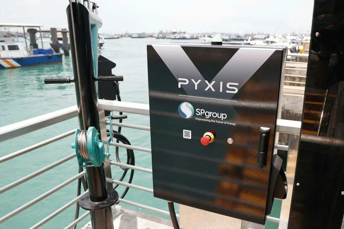 充电桩外表与工作原理同电动车充电桩类似，使用者只需扫描设备上的二维码，就可以自助对船舶进行充电。（梁麒麟摄）