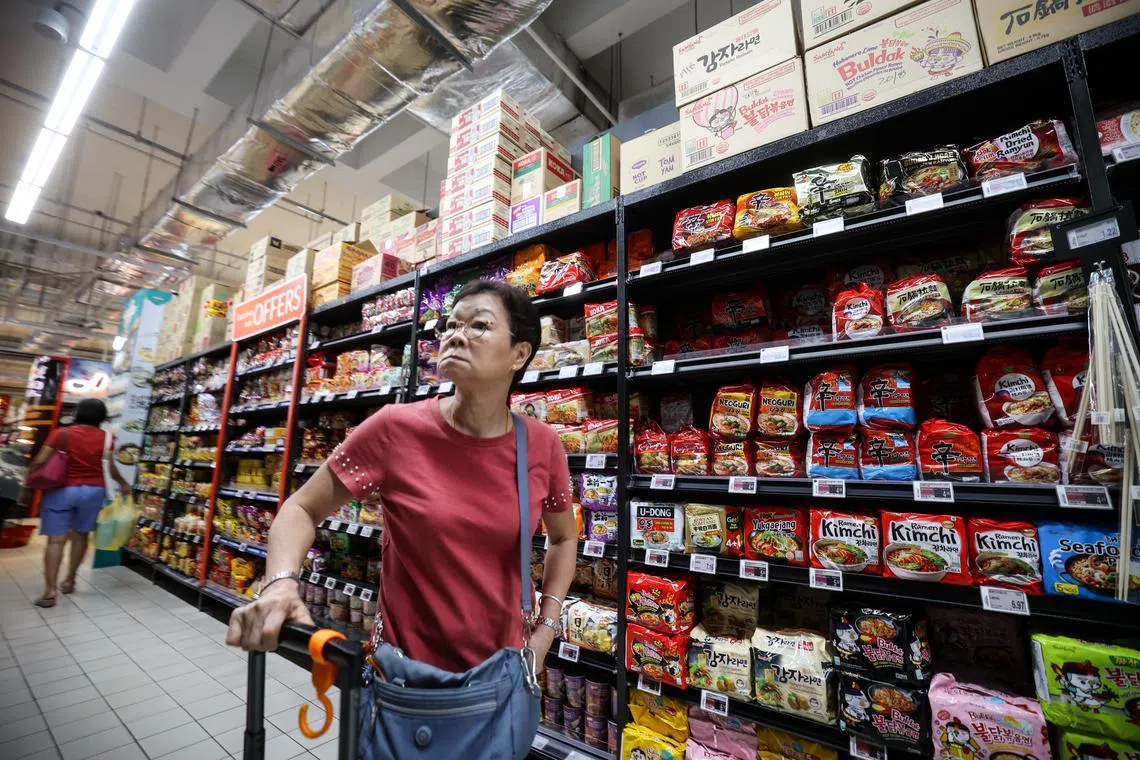 目前市面上只有少过5％的快熟面是较健康的。截至2022财年，较健康快熟面的销量，更是仅占市场的0.5%。（关俊威摄）