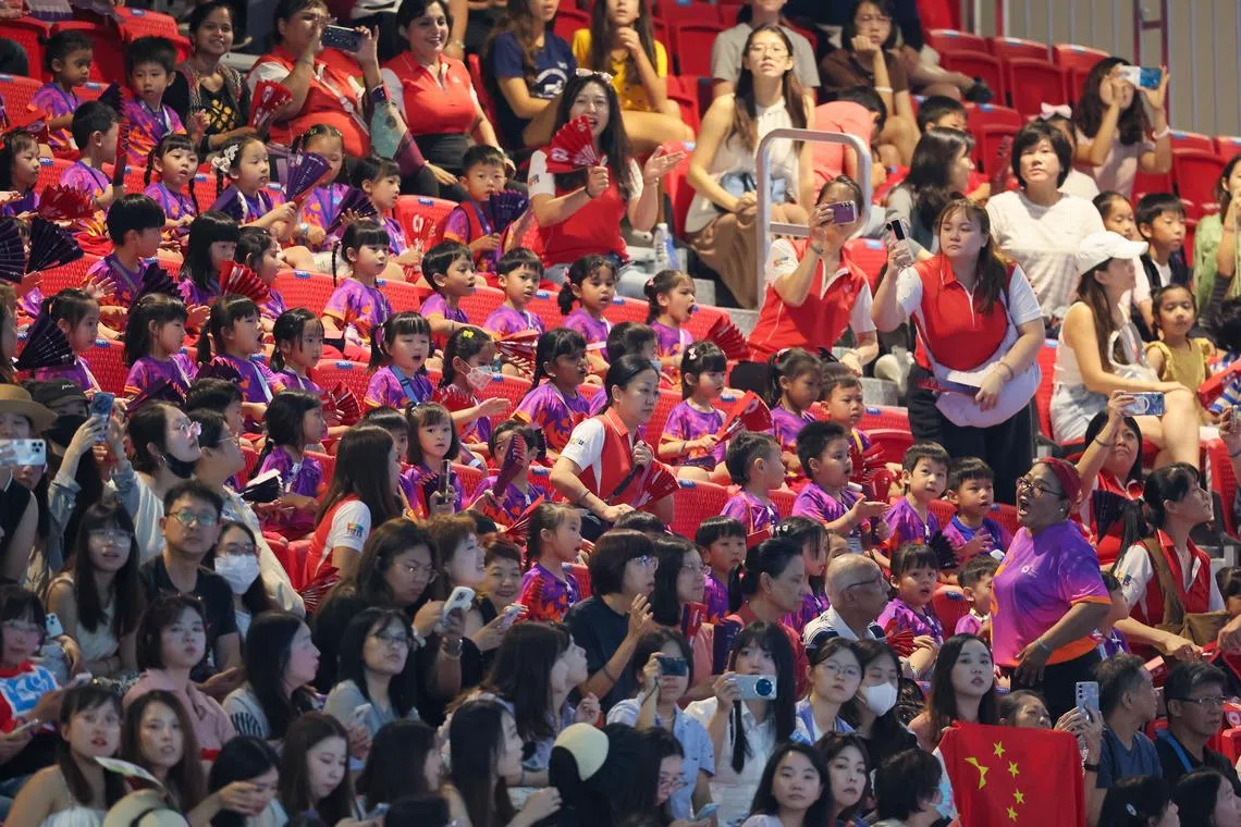 在世锦馆的观众席中，小尼拉是一道独特的风景线。（张俊杰摄）