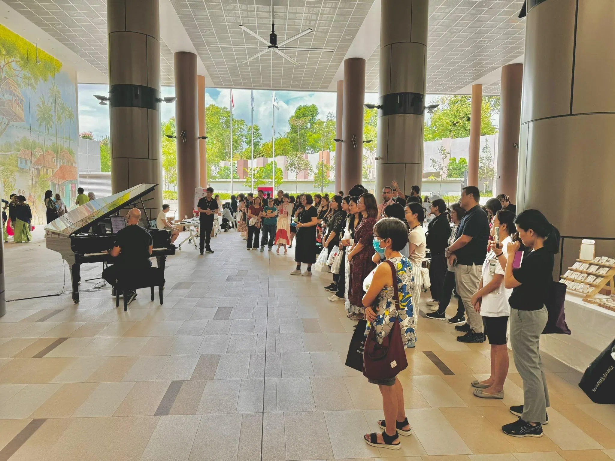 除了邀请演出团体前来表演，兀兰医疗机构还不时安排员工为公众表演。（兀兰医疗机构提供）