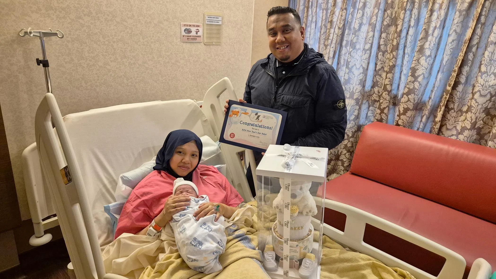 37岁的行政人员纳菲莎（左）和丈夫陶菲克刚过完结婚13周年纪念日就入院待产，顺利生下女宝宝玛丽亚姆。（竹脚妇幼医院提供）