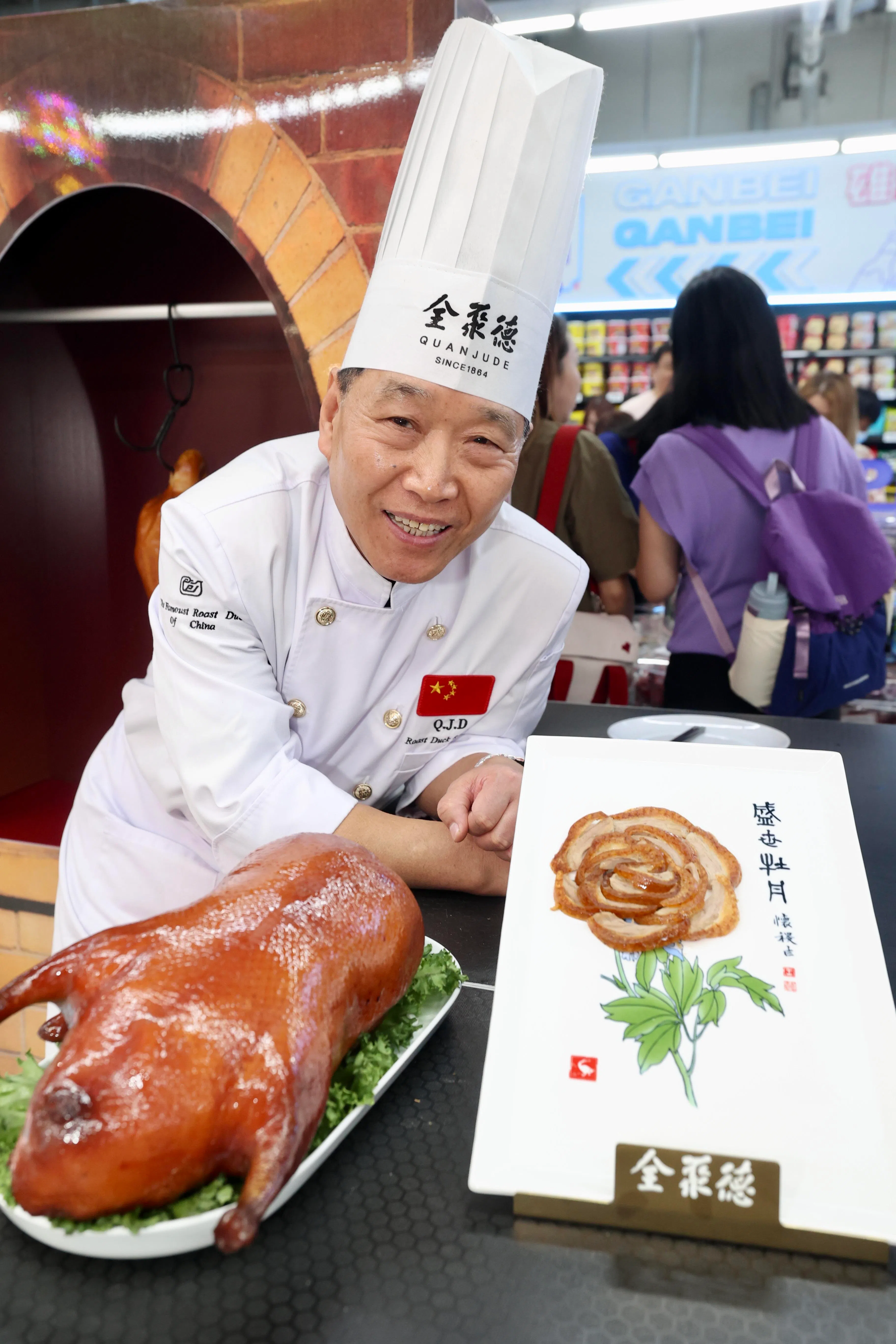 吴玉波巧妙地将北京烤鸭切片摆成一朵花。（邝启聪摄）