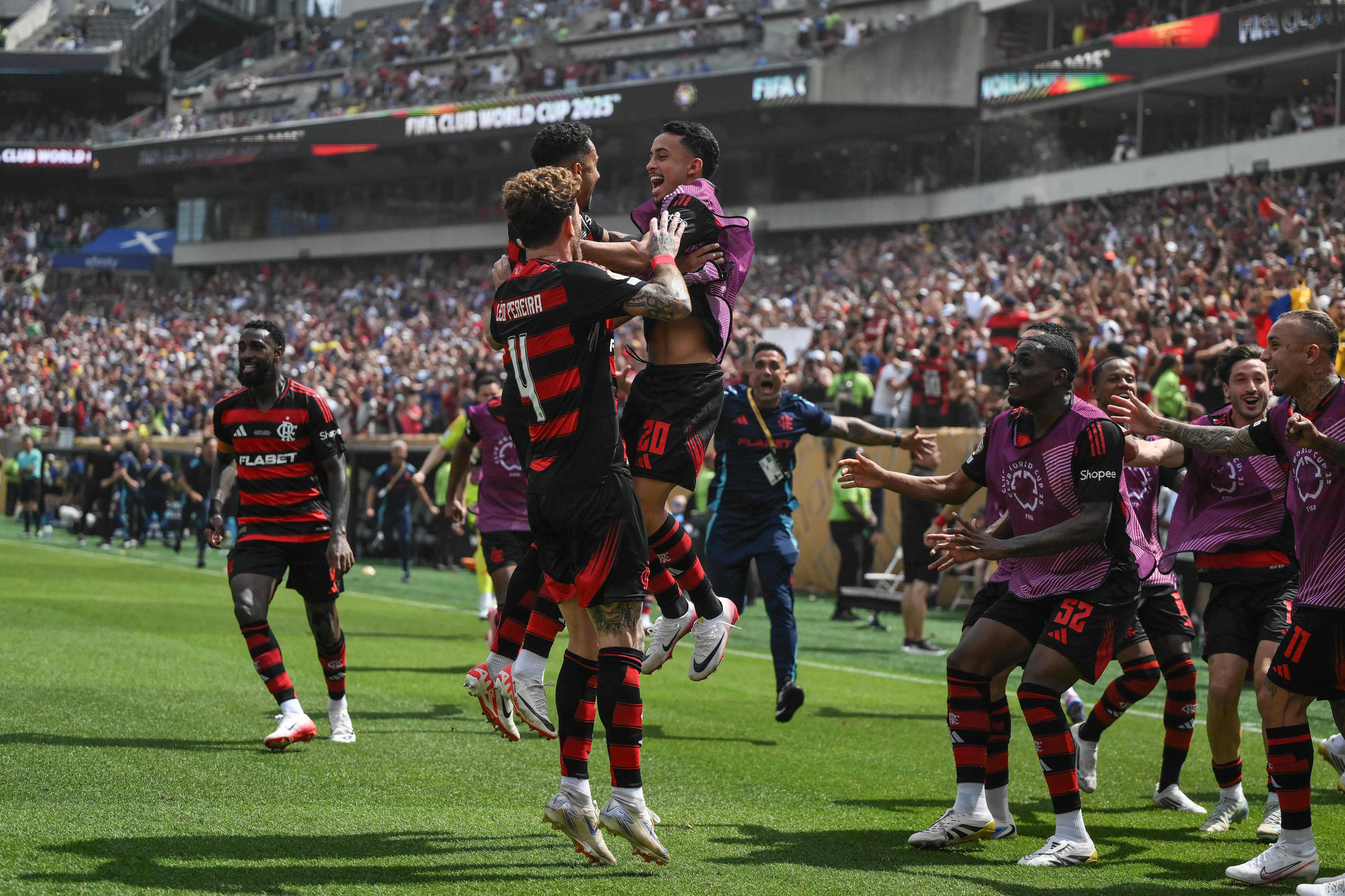 弗拉门戈攻入第三球后，全队聚在一起热烈庆祝。（法新社）