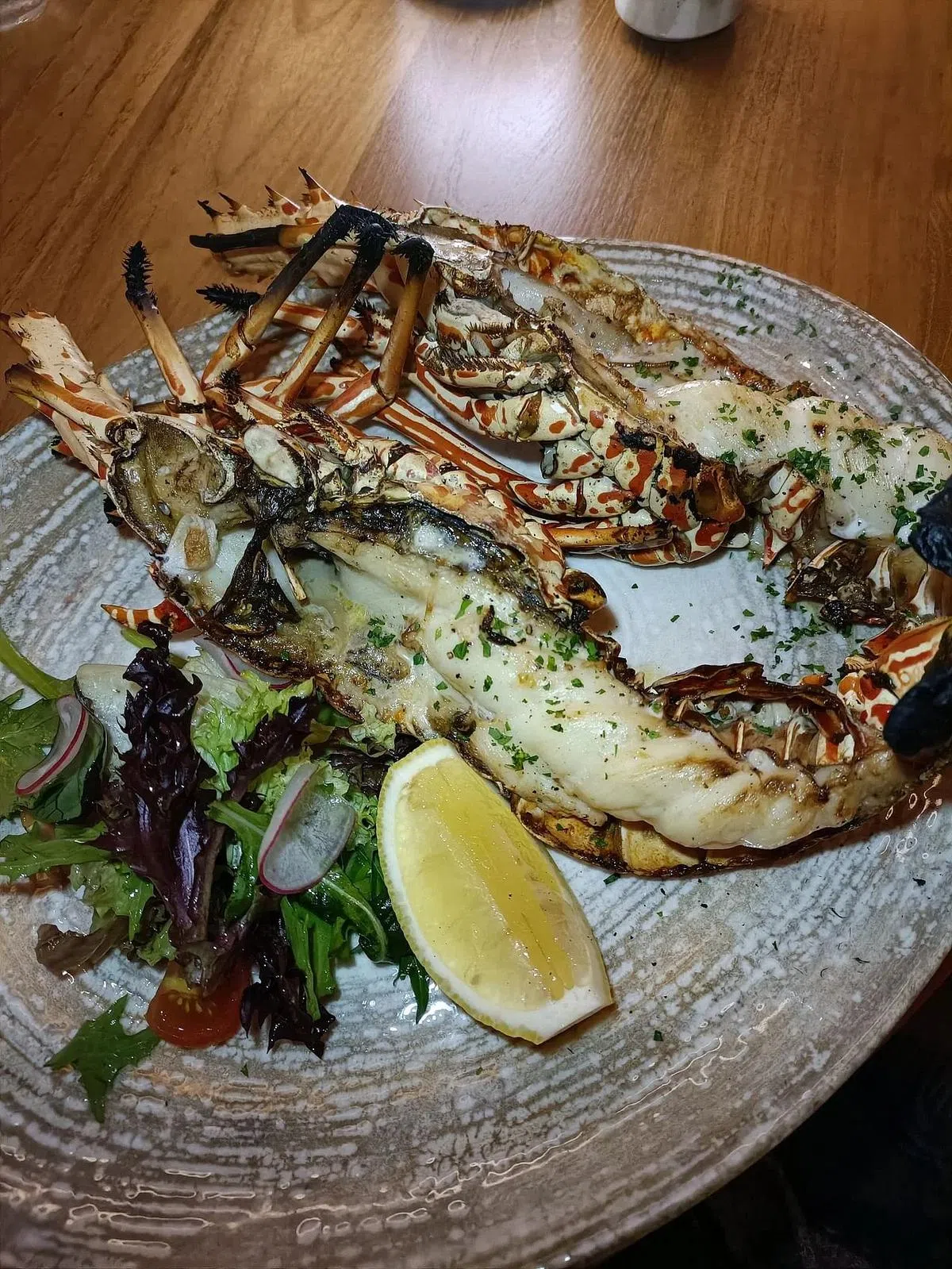 马尔代夫龙虾，肉质弹牙，烤制即可上桌，配以柠檬添清爽。（黄亿敏摄）