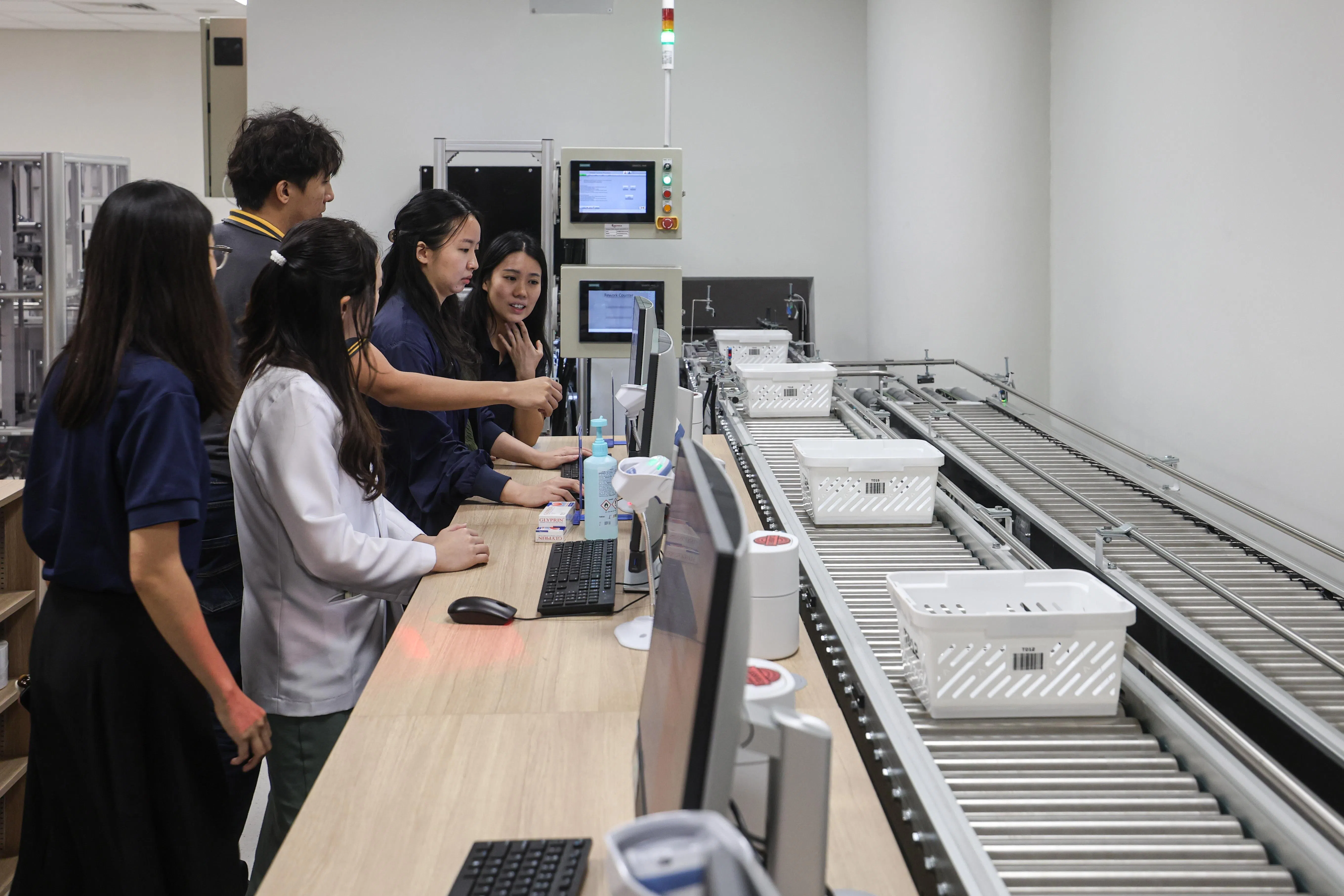 登加综合诊疗所采用多楼层药房设计，通过自动输送带，将药物从三楼送往一楼或二楼。（关俊威摄）