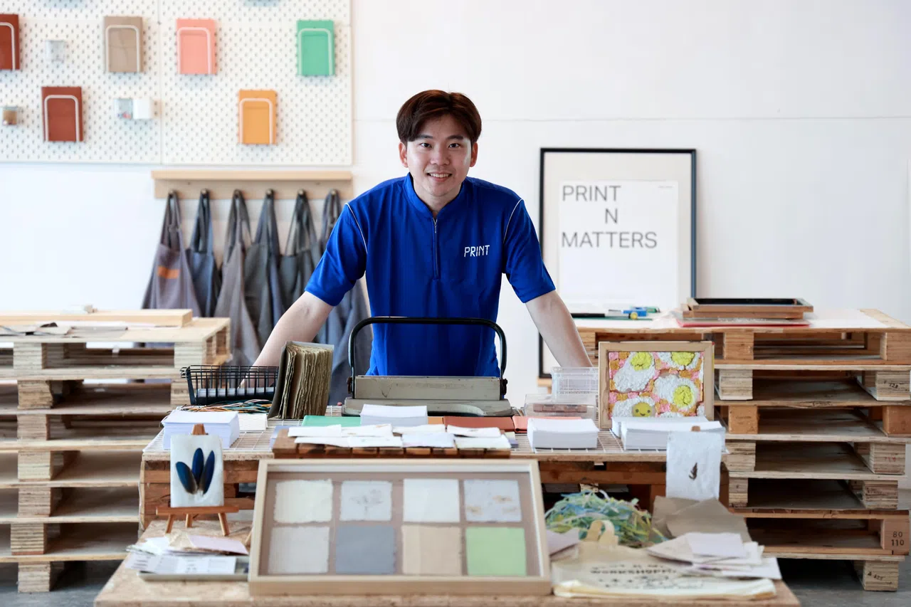 胡振辉推出Print N Matters品牌，售卖以切余纸制成的产品，也办再生纸工作坊。（龙国雄摄）