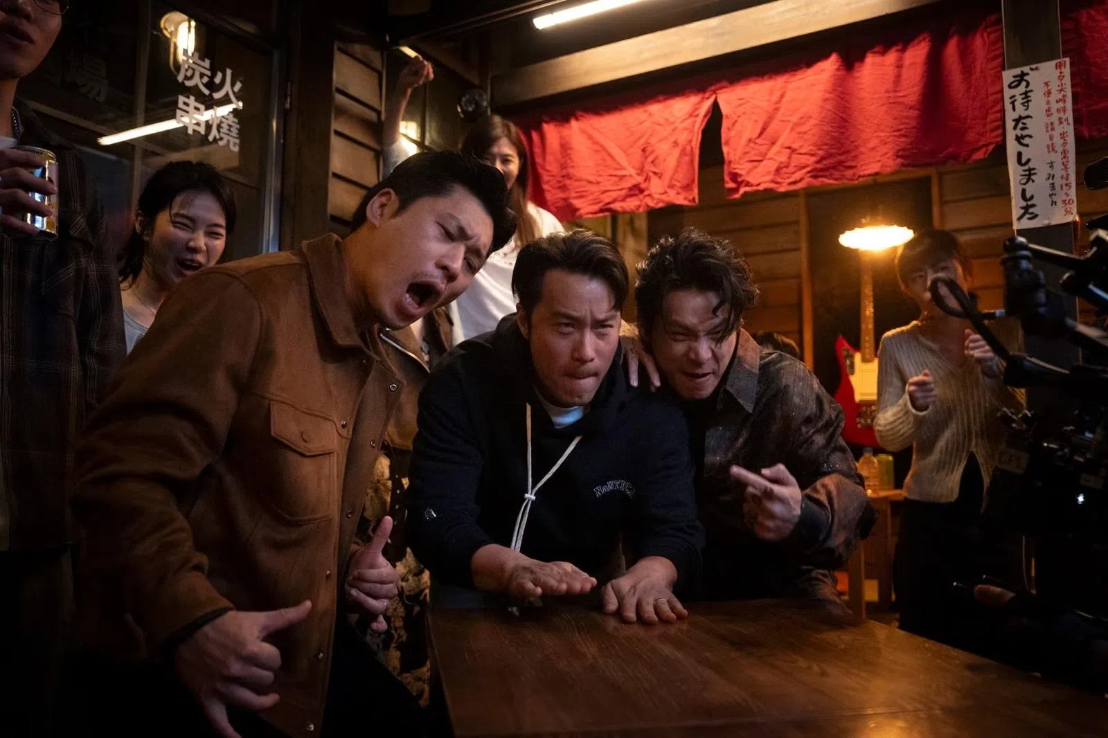 黄迪扬（前排左起）、张孝全和姚淳耀在剧中的兄弟情谊笑中有泪。（互联网）