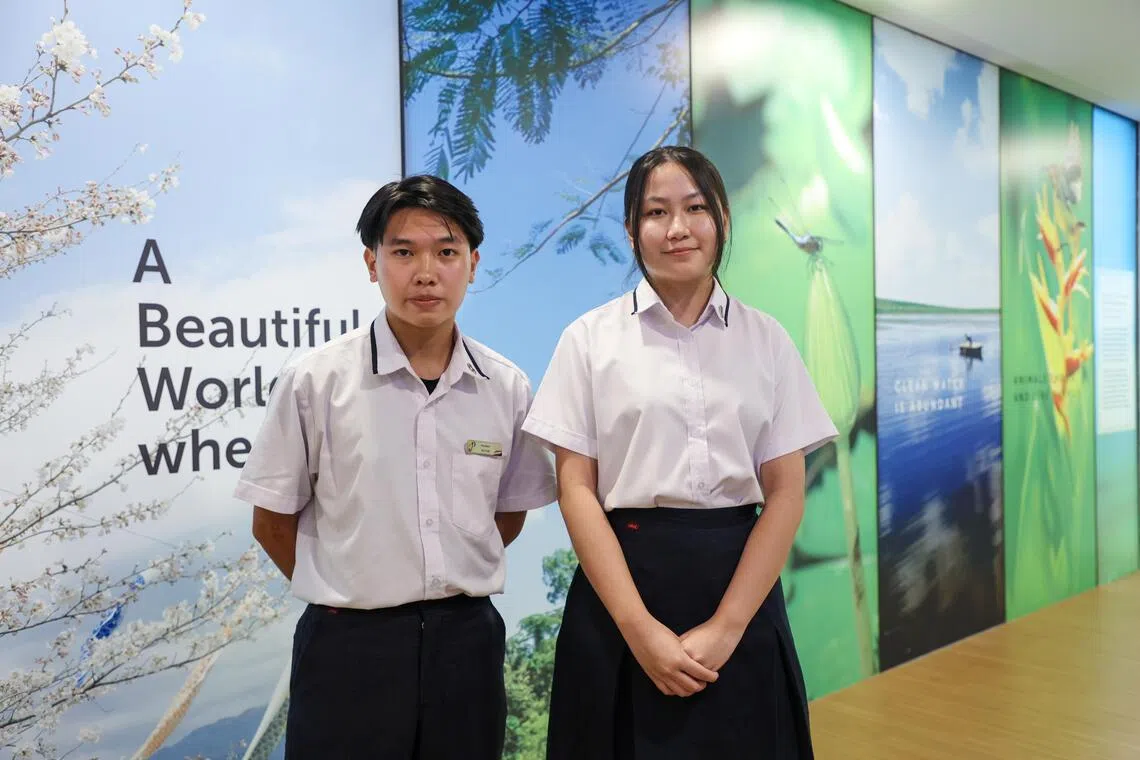 裕廊先驱初级学院的高一生林咏德（左）和黄荟怡（右）在此前参与了由环境理事会举办的系列活动，探讨对于未来新加坡的愿景。（游甯稀摄）